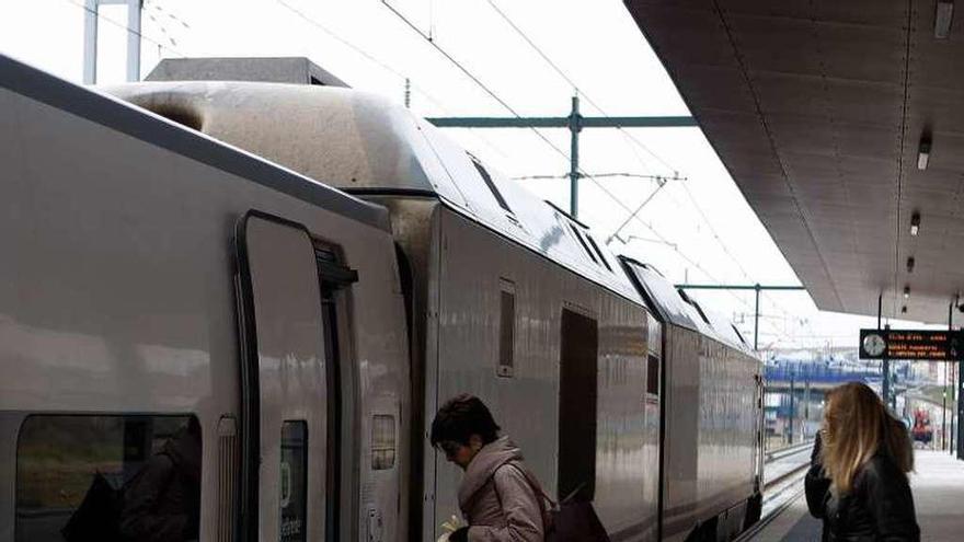 Viajeros suben al tren en la estación de Zamora.