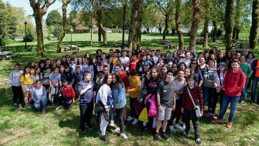 Estudiantes de los cinco institutos gallegos reunidos en Silleda. // Cedida