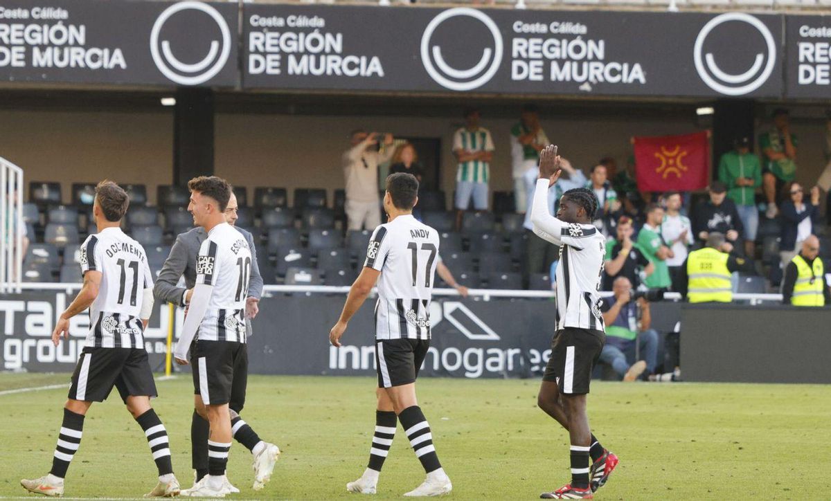 Los jugadores del FC Cartagena abandonan el terreno de juego tras un encuentro en el Cartagonova. | IVÁN URQUÍZAR