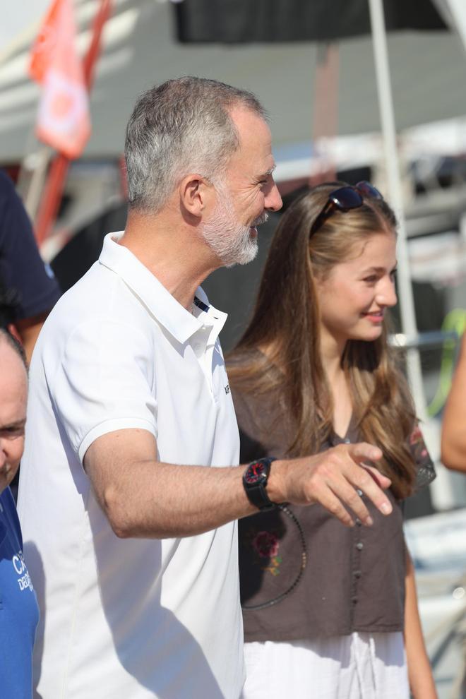 FOTOS | La Princesa Leonor sorprende al acudir con el Rey Felipe a la Copa del Rey de vela