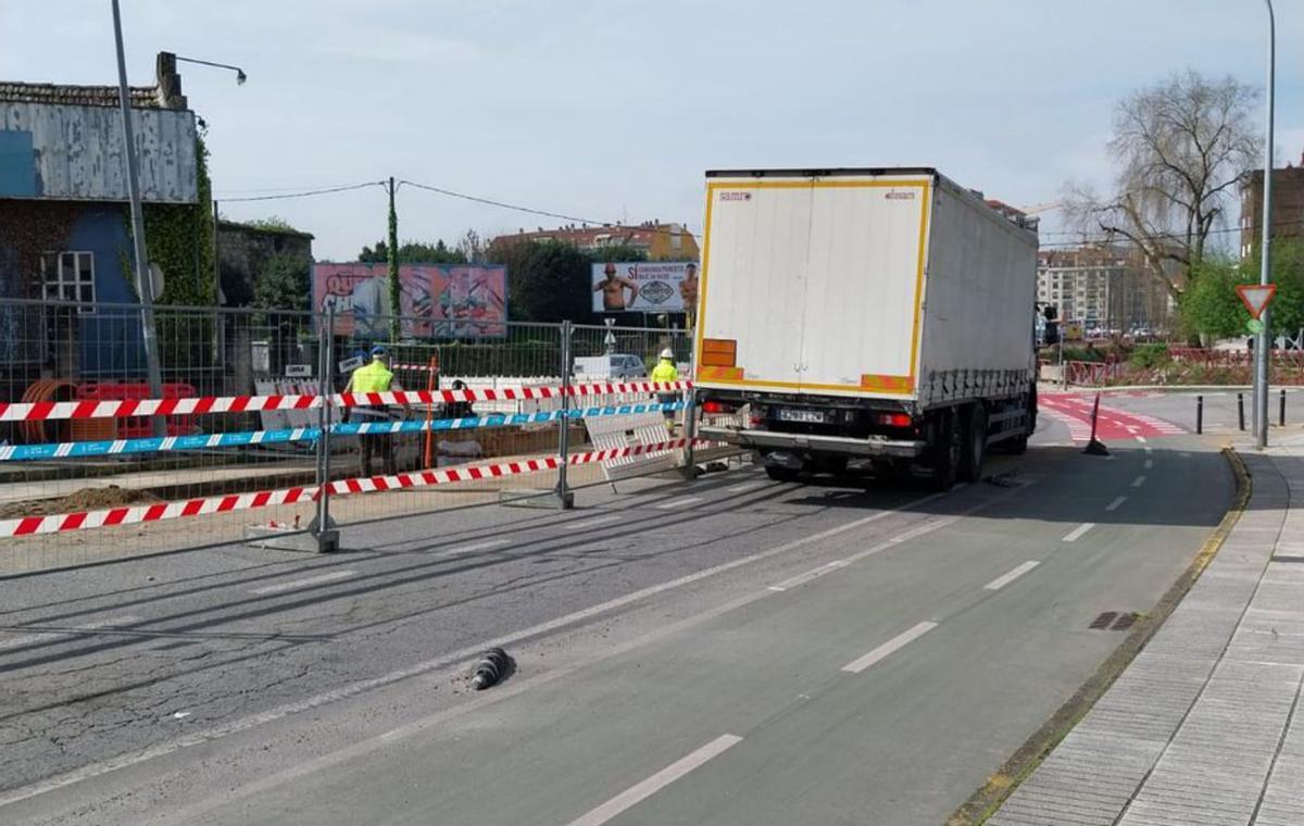 Las obras han cortado un carril a la circulación.   | // NOÉ PARGA