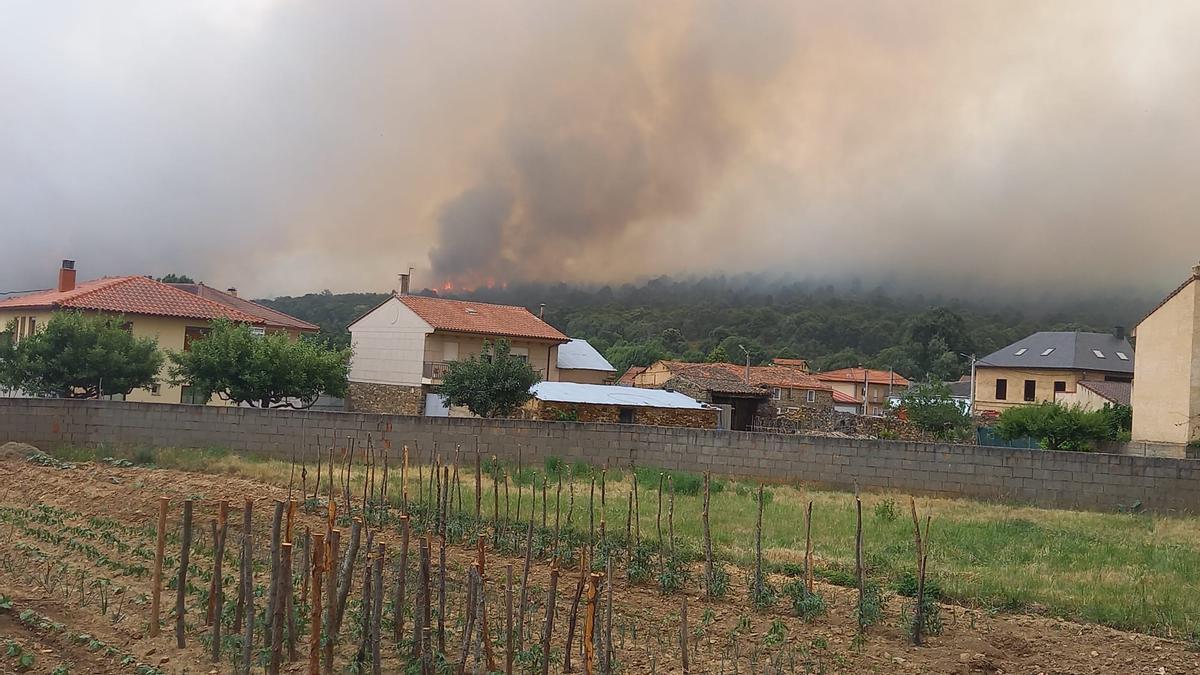 El incendio, visto desde Ferreras de Arriba.