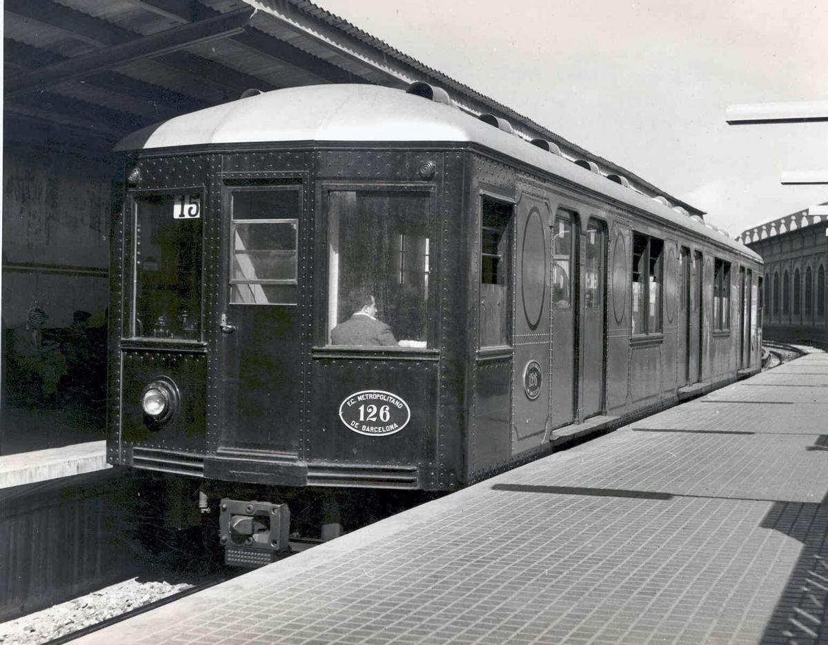 Tren de la serie 100 el año 1956 en la estación de metro Santa Eulàlia