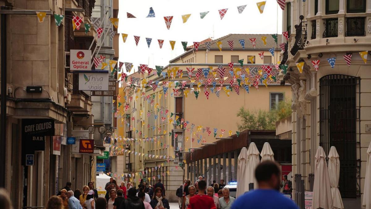 El centro ya aparece decorado con motivos del evento |