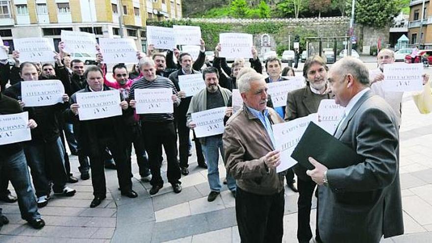 A la derecha, Gotor conversa con miembros de la plataforma ciudadana que reclama más titulaciones para el campus, en el plaza del Ayuntamiento de Mieres.