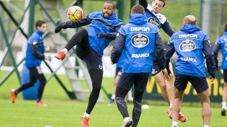 Oriol Riera pugna por un balón con Sidnei en la sesión de ayer.