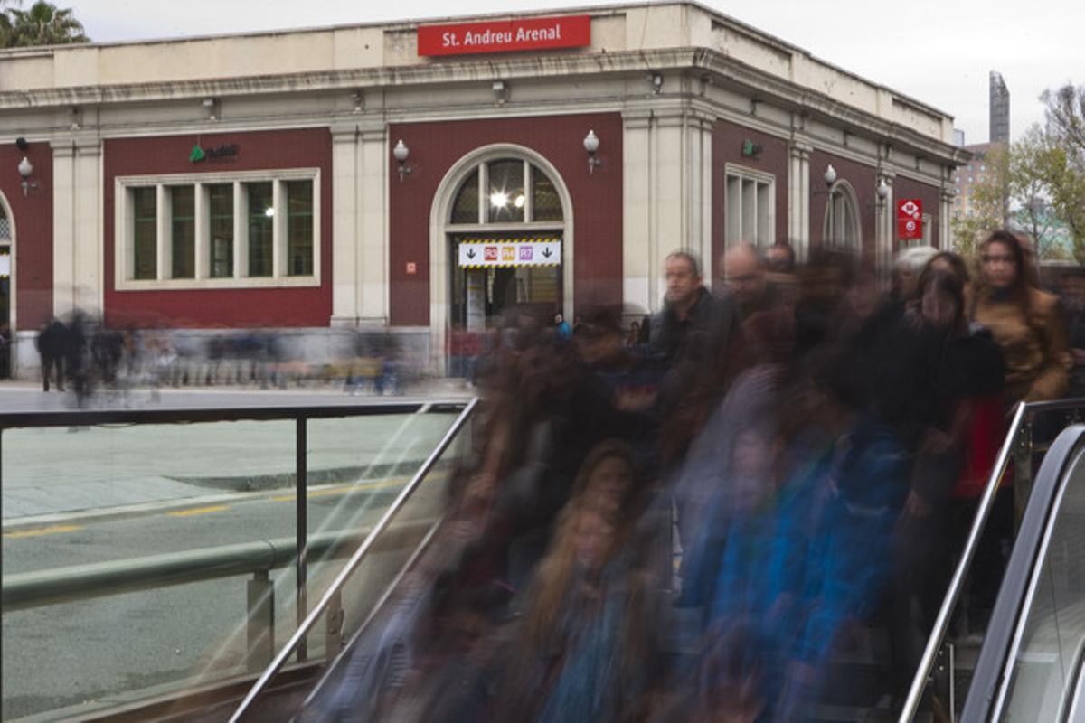 Entrar-salir-entrar. La mayor presión se produce en la estación de Sant Andreu Arenal donde los pasajeros deben salir a la calle para volver al subsuelo si quieren coger la L-1 en Fabra i Puig.