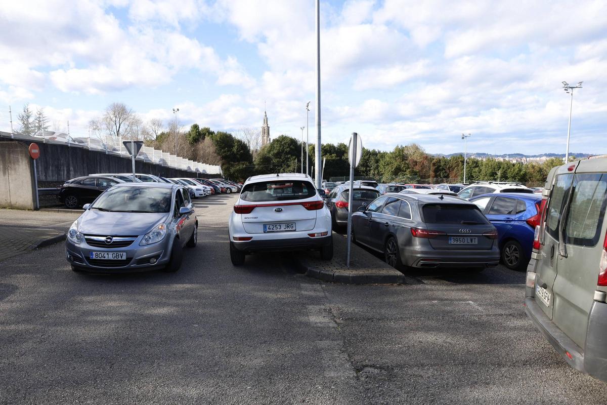 Así es la misión imposible de aparcar un día en el Hospital de Cabueñes de Gijón