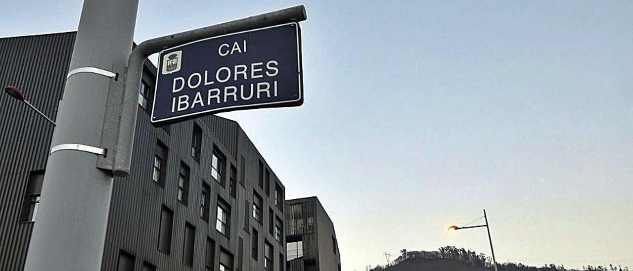 El indicador de la calle Dolores Ibárruri, una de las últimas asignadas en el casco urbano de Mieres.