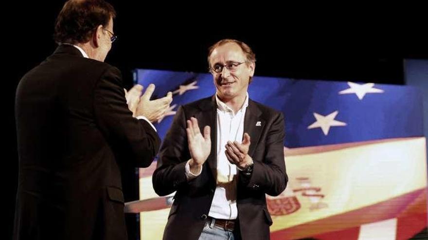 Mariano Rajoy, ayer en Bilbao, con el candidato a lendakari, Alfonso Alonso. // Efe