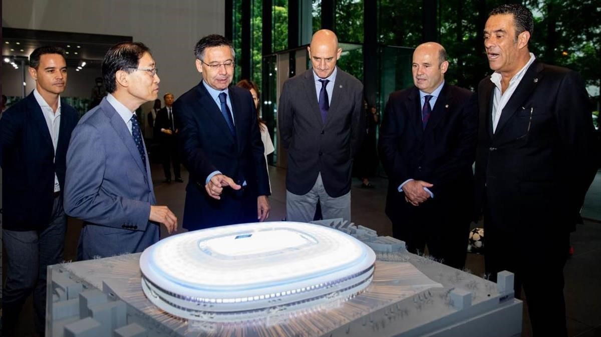 La expeidición del FC Barelona en Tokio ante la maqueta de Camp Nou.