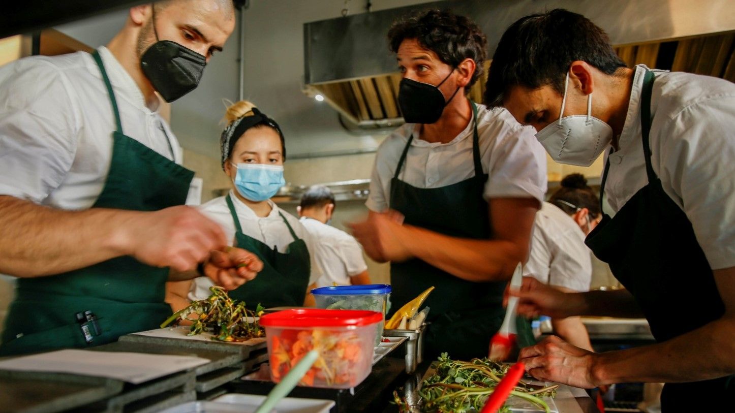 Rodolfo Guzmán (segundo por la derecha) se dirige a sus ayudantes en la cocina del restaurante Boragó, en Santiago de Chile.
