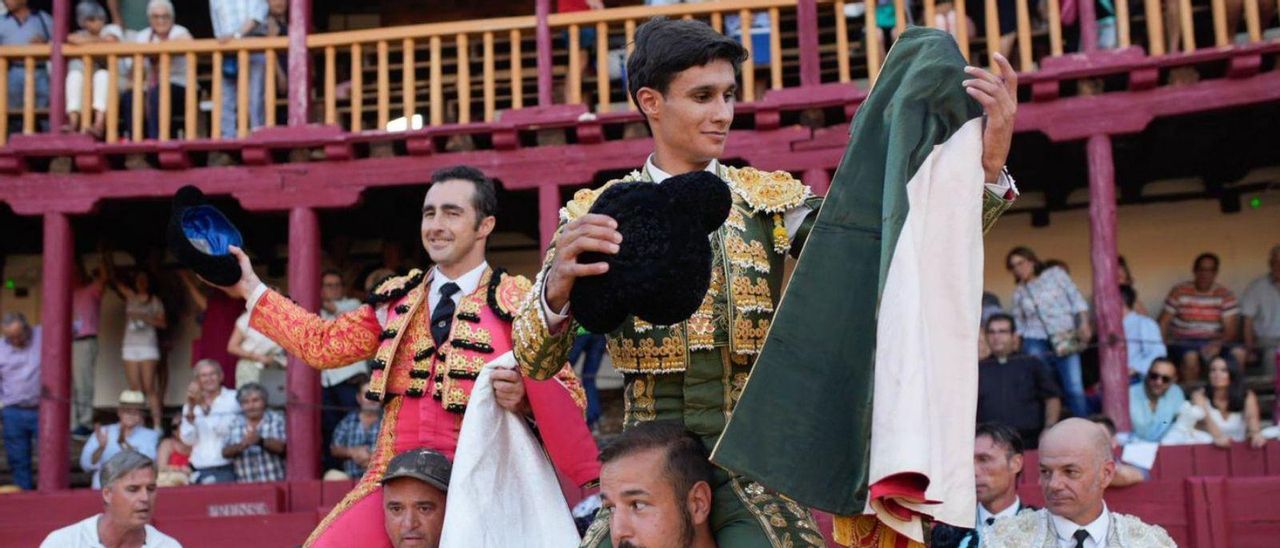 El Fandi y Manuel Dioslegaurde salen a hombros de la plaza de toros de Toro. | Emilio Fraile