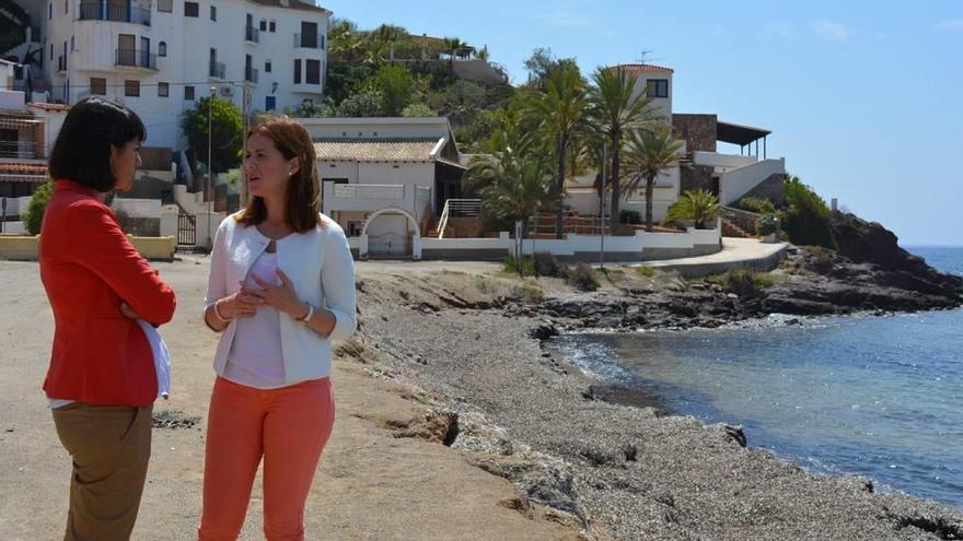 La alcaldesa y María González Veracruz en la playa de La Cola, ayer.