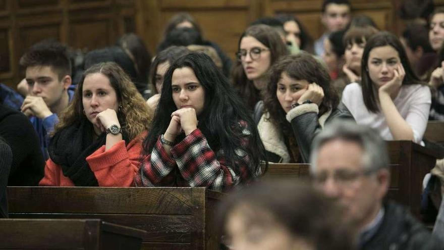 Asistentes a la jornada sobre Mujeres y Ciencia, ayer, en el edificio histórico de la Universidad.