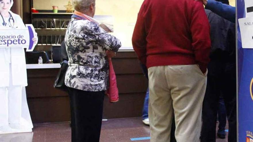 Pacientes esperan en el centro de salud de Santa Elena.