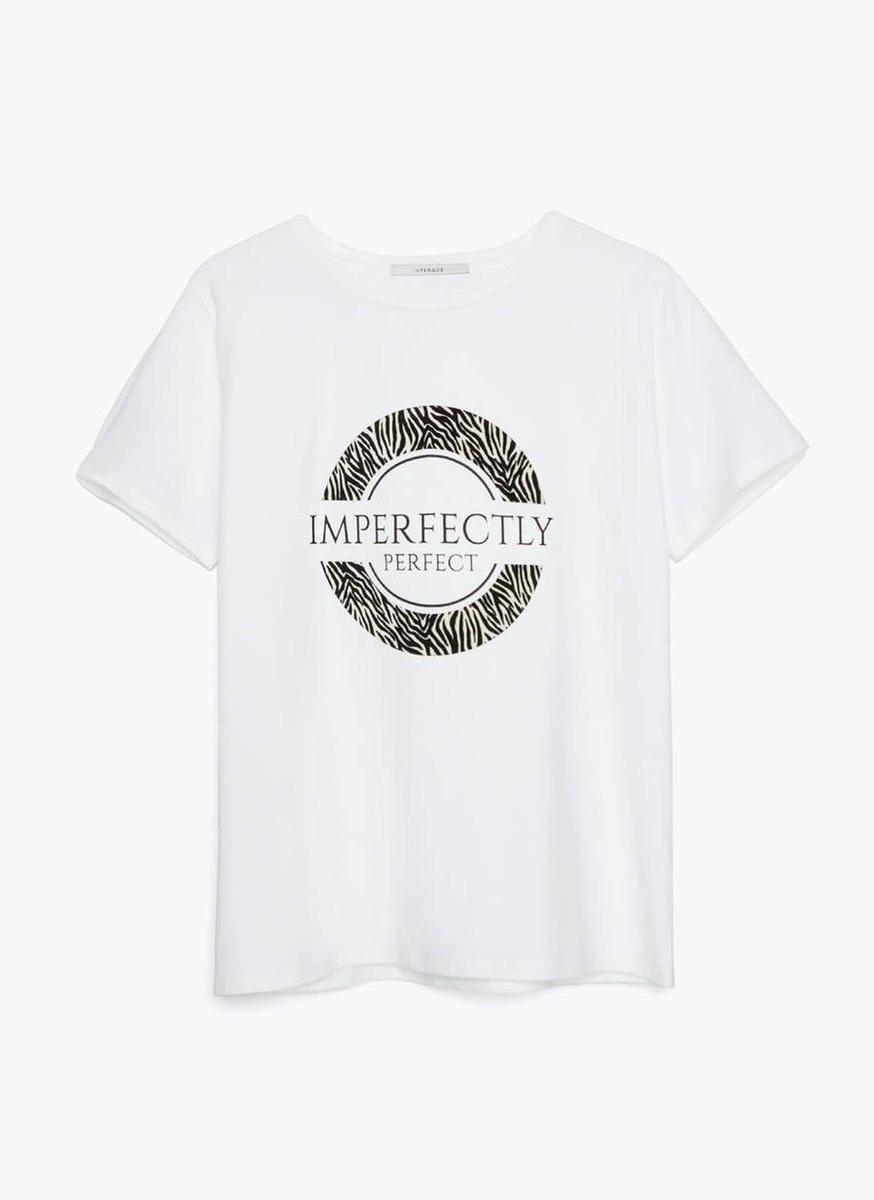 Camiseta con mensaje de Uterqüe. (Precio: 39 euros)