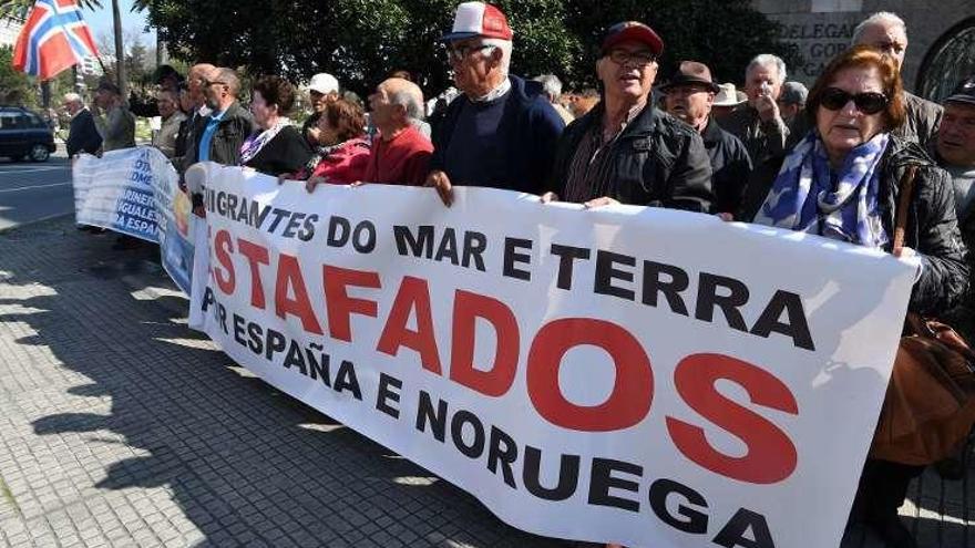 Los exmarinos gallegos, en la protesta de ayer en A Coruña.