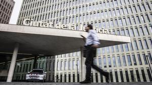Una persona se dirige a la Ciutat de la Justcia, de Barcelona.