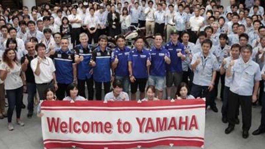 David Checa va visitar la fàbrica de Yamaha amb el seu equip.