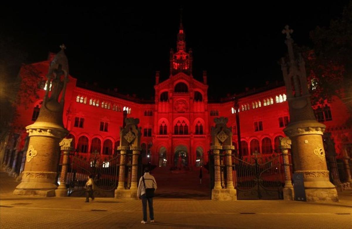 L’Hospital de Sant Pau, il·luminat amb motiu del Dia Internacional de la Sida.