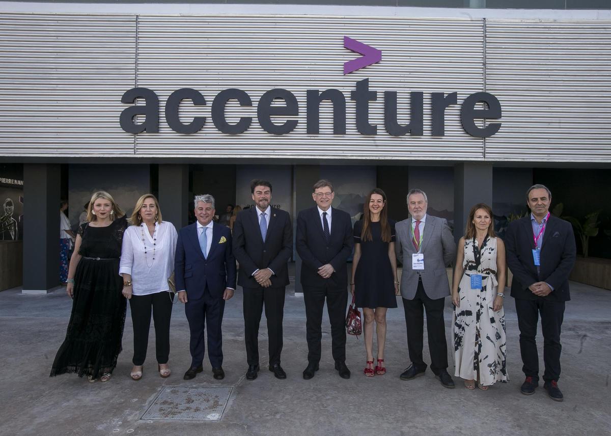 Las autoridades políticas y empresariales en la inauguración de la sede de Accenture en 2019.