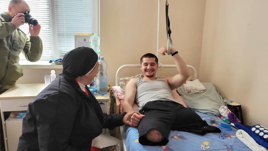 Ucraïna condecora sor Lucía en l&#039;enèsim viatge humanitari de la monja al país en guerra