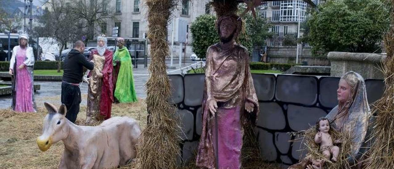 Un operario repara los daños del belén. Aún había Niño Jesús en el pesebre. // Brais Lorenzo