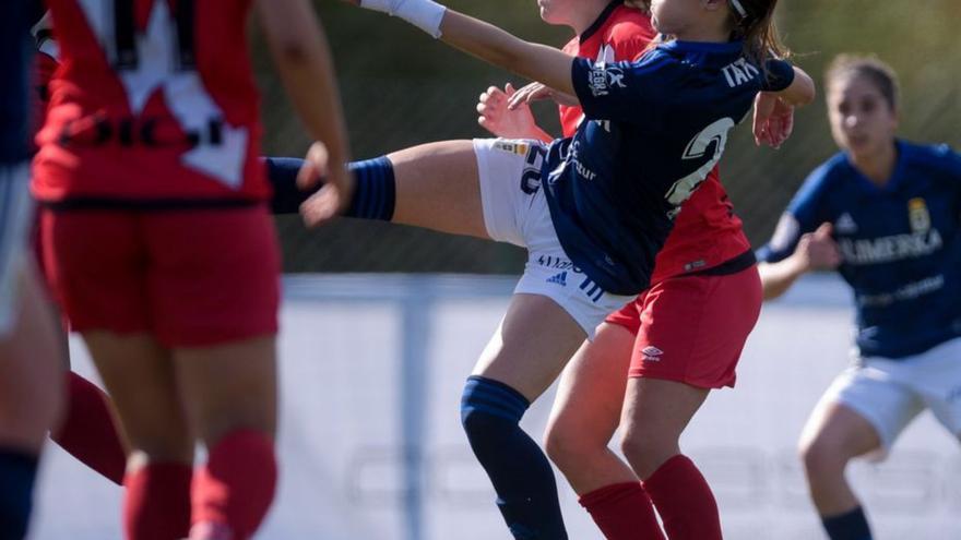 Tatiana, del Oviedo, rodeada de jugadoras del Rayo, ayer. | R. Oviedo