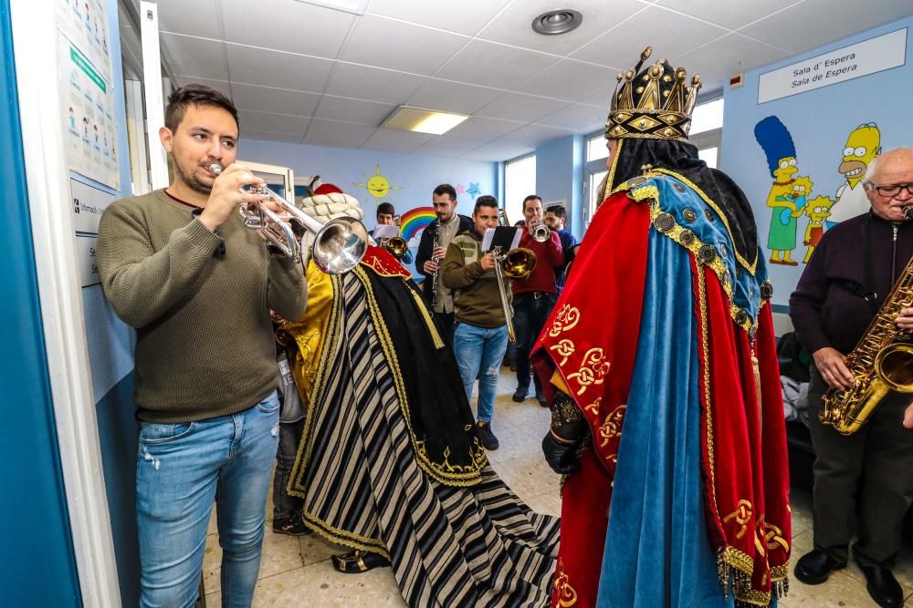 Los Reyes Magos visitan a niños y mayores