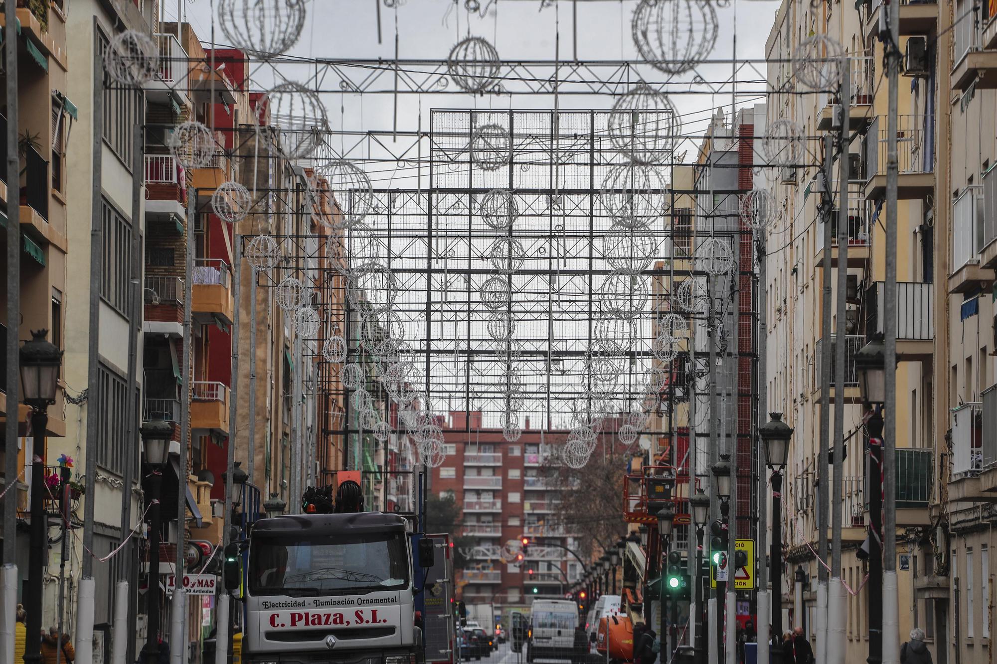 Así está la calle iluminada de la falla Malvarrosa