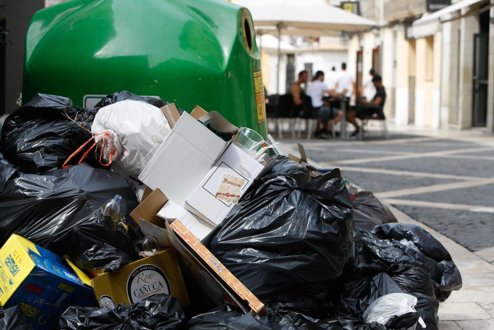 La basura vuelve a acumularse tras la segunda noche de huelga