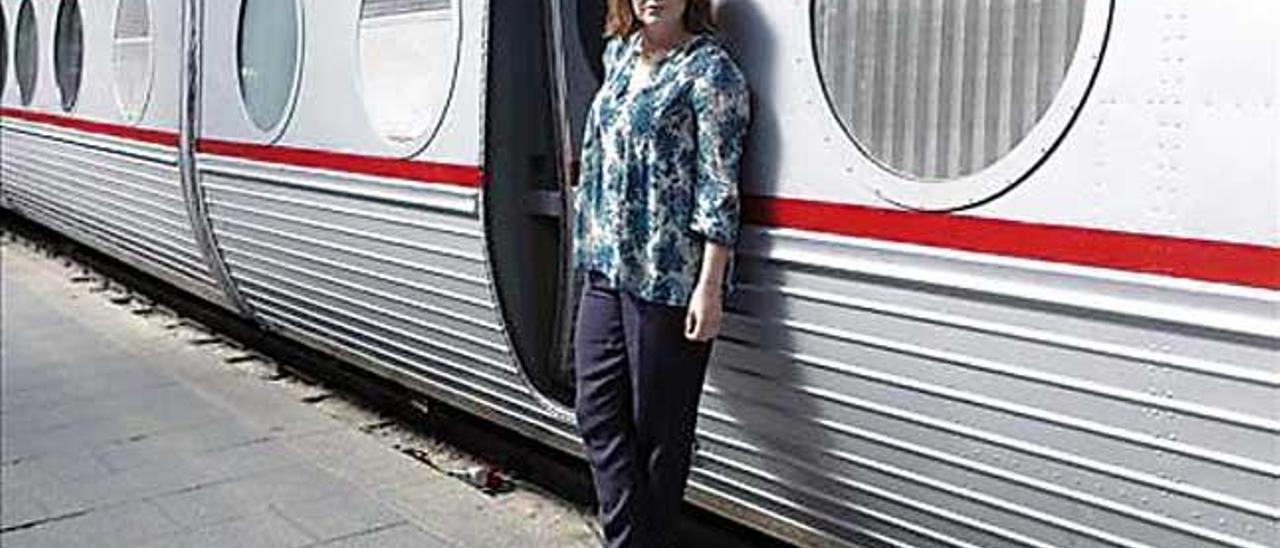Paula Hawkins, junto a un vagón de ferrocarril.