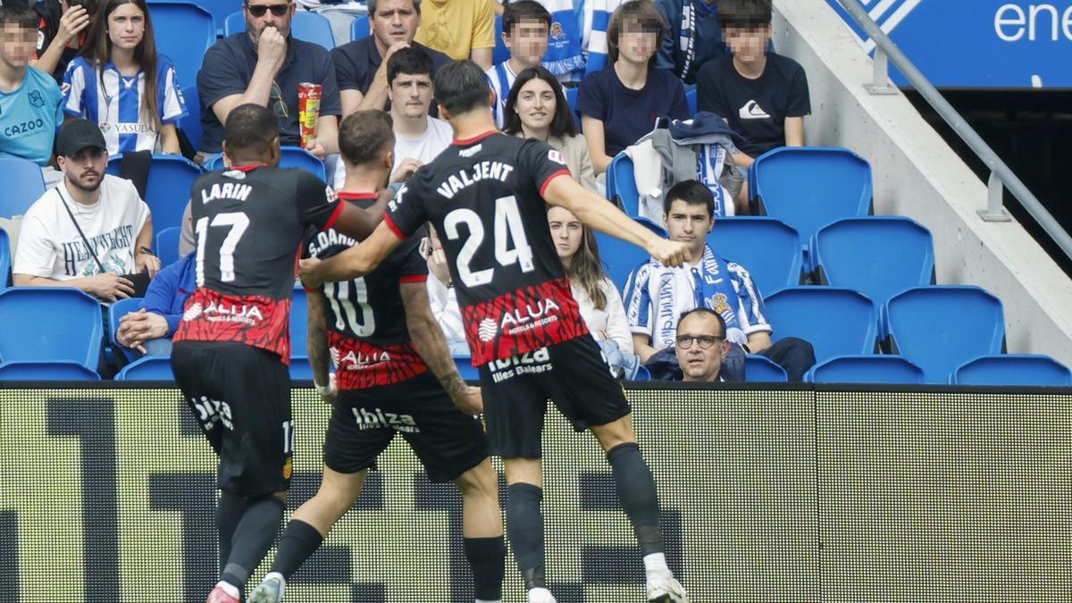 Darder celebra el gol con Larin y Valjent.