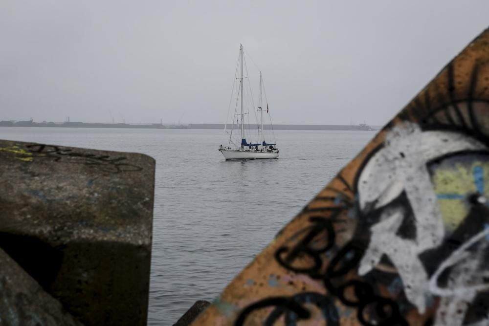 Llegada de tres goletas de la Armada Española y de un barco de la escuela de la Marina Portuguesa a la bahía de Gijón