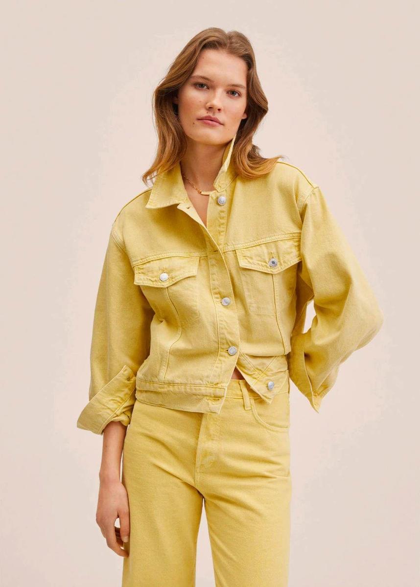 Cazadora vaquera en tono mostaza de Mango Outlet