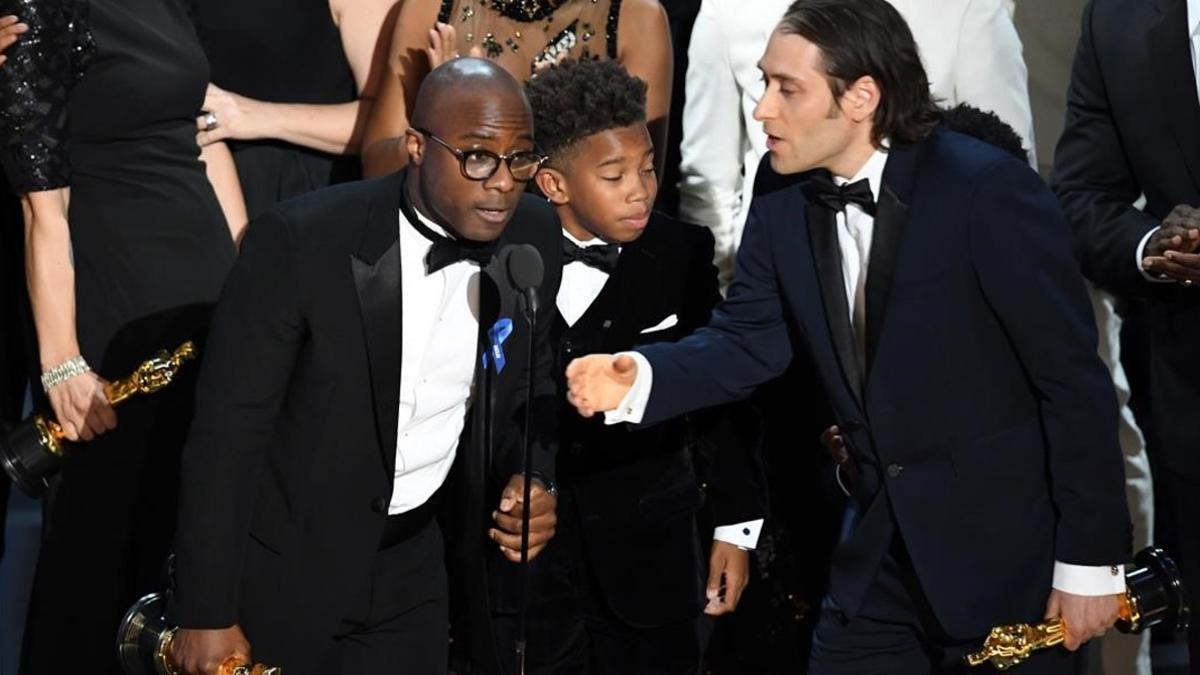 Barry Jenkins (izquierda) y miembros del equipo de 'Moonlight' celebran el Oscar a la mejor película.