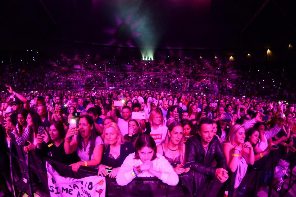 O cantante Romeo Santos subiu ao escenario do Coliseum ane 5.000 persoas cun micrófono dourado e cunha coroa, gafas de sol e ganas de bailar. Repasou os seus éxitos como 'Eres mía, mía, mía'.