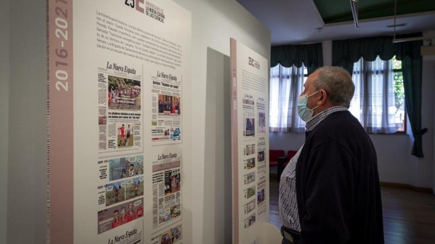 Álvaro Fernández observa las últimas portadas del periódico. |