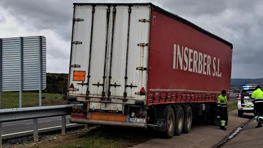 Un camión invade la mediana en Aguilar de Campoo al perder el control el conductor por encontrarse indispuesto