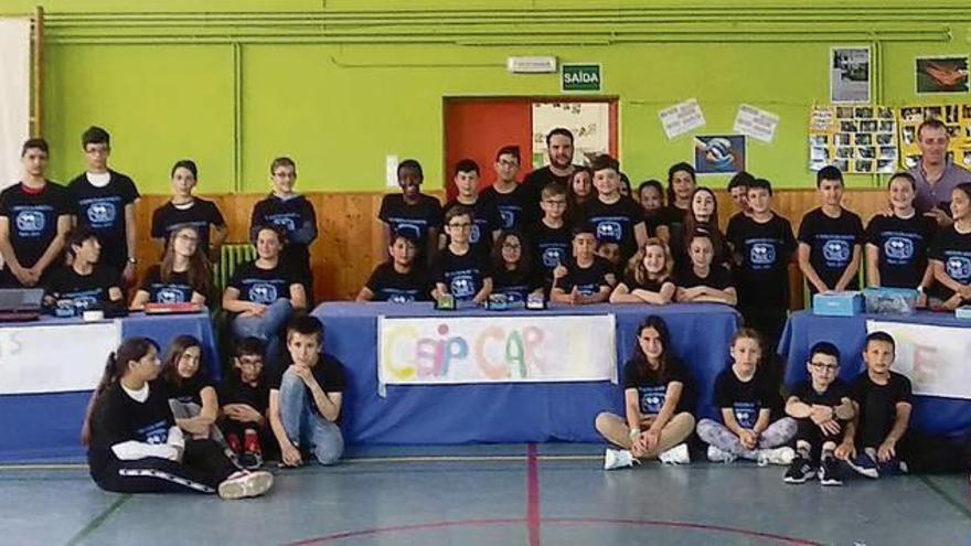 Los estudiantes de los tres centros celebraron la competición final en el pabellón del colegio Carballal. // S.A.