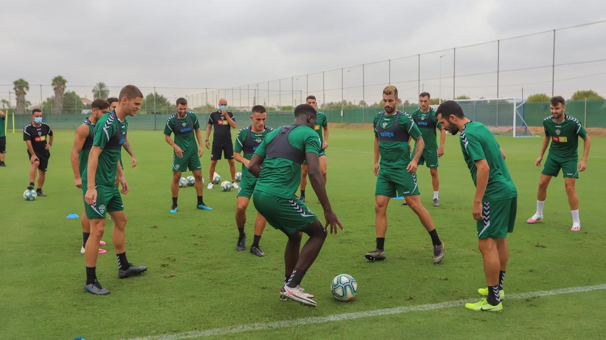 Los jugadores del Elche entrenando en Pinatar Arena antes del &quot;play-off&quot; de ascenso