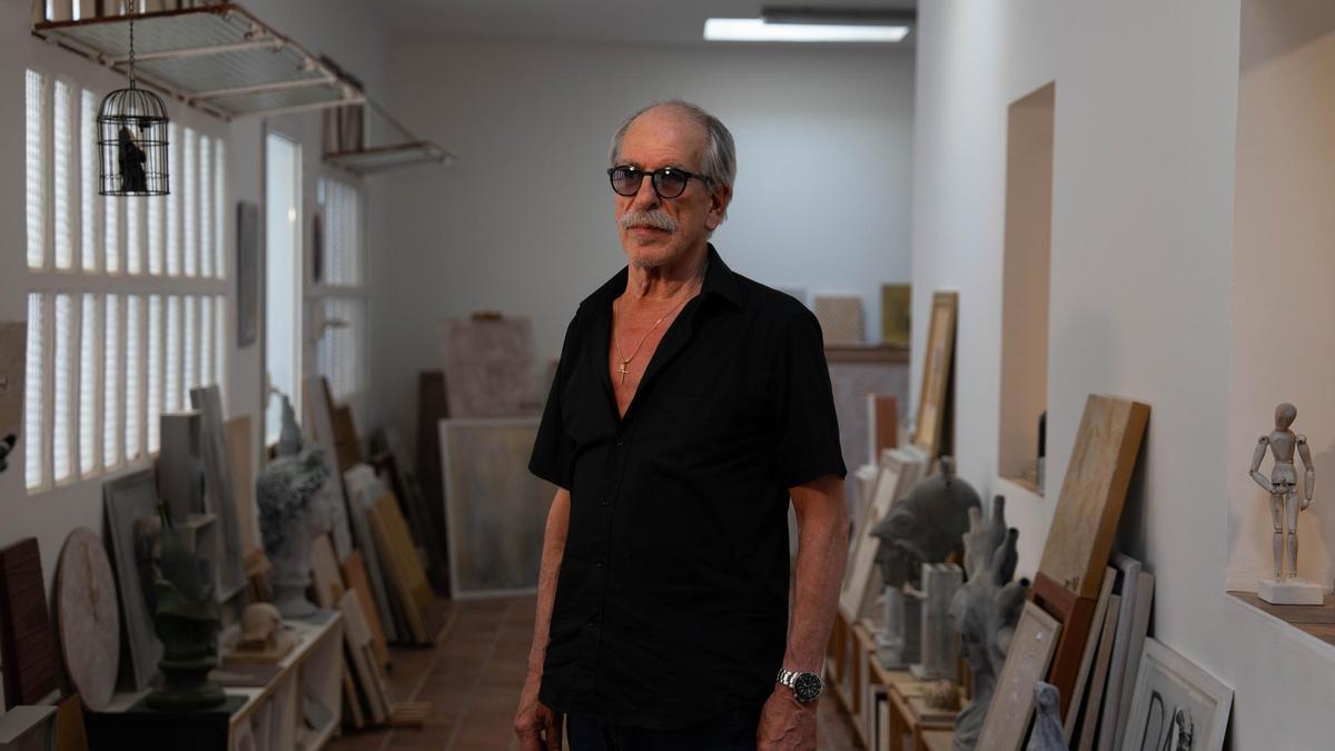 Carlos Echevarria, en su taller, rodeado de algunas de sus obras