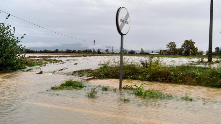 Diverses carreteres de la comarca continuen inundades.