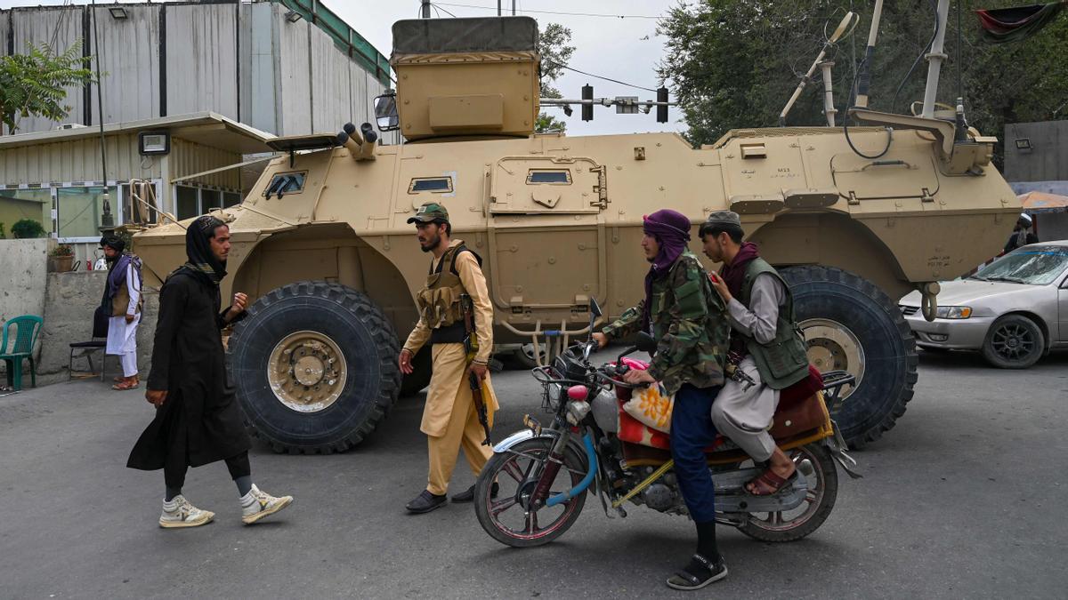 Los combatientes talibanes patrullan a lo largo de una calle en Kabul.