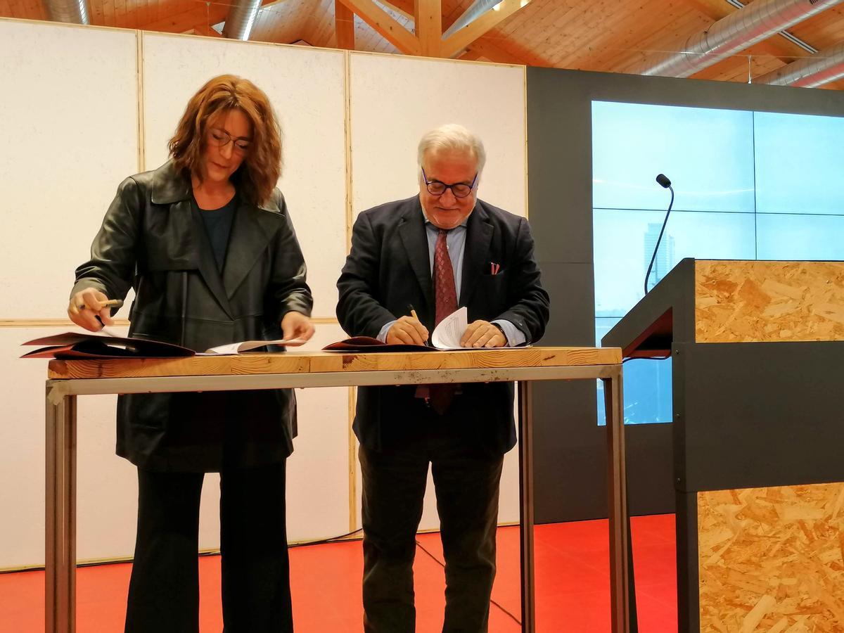 Laia Bonet (Ayuntamiento de Barcelona) y Pere Navarro (DGT) firman un acuerdo de colaboración para reducir la siniestralidad de las motos en la ciudad.