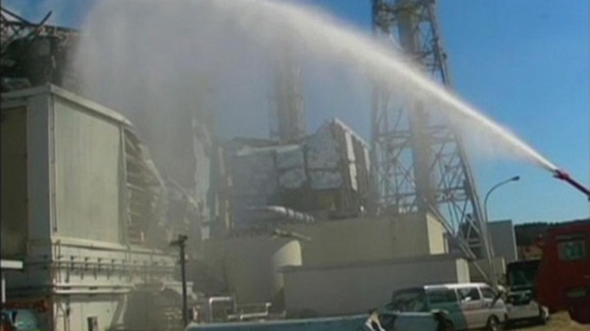 Labores de refrigeración con agua del reactor 3 de la central de Fukushima.