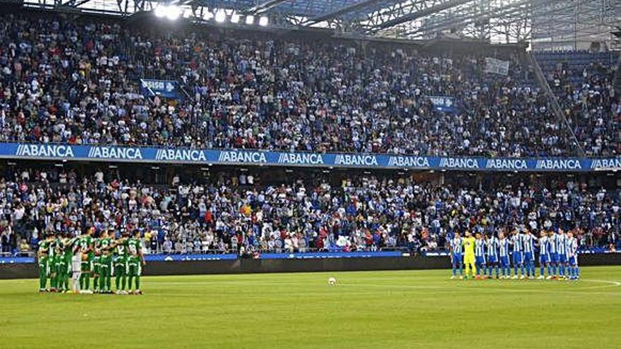 Jugadores del Sporting de Gijón y el Deportivo antes del inicio del duelo disputado la pasada temporada con público en el estadio de Riazor.