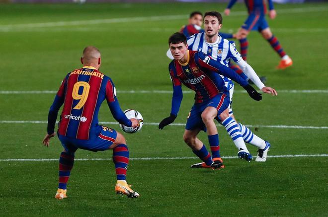 Martin Braithwaite y Pedri durante la primera semifinal de la Supercopa de España de fútbol que se disputa en el Nuevo Arcángel, en Córdoba