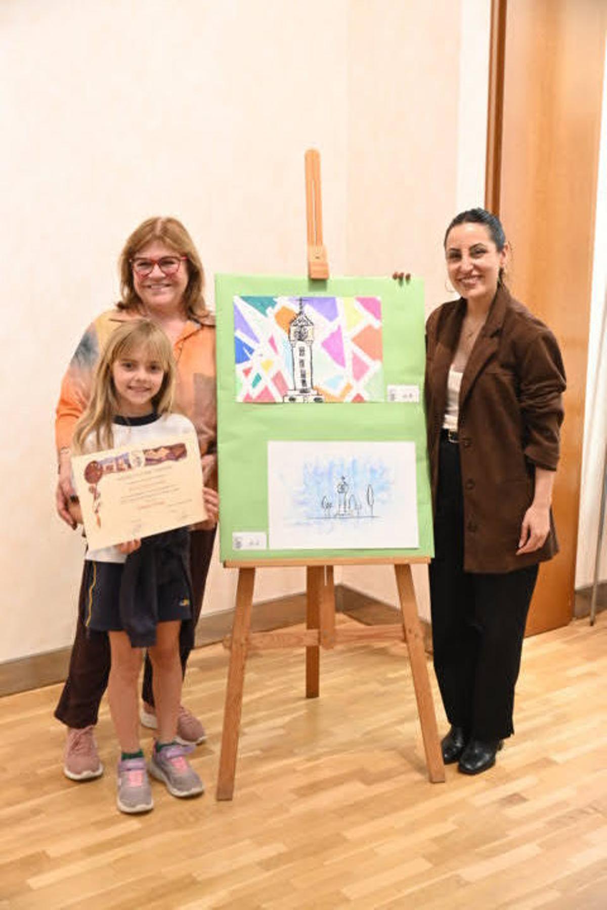 Elia Cantos con su primer premio para alumnos de la Escuela.